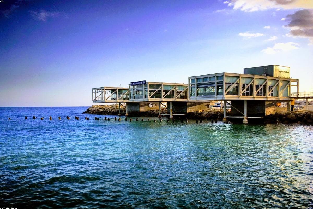 Maldives luxury resort pool